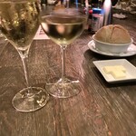 ロウリーズ・ザ・プライムリブ - 乾杯のスパークリングワイン