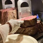 ロウリーズ・ザ・プライムリブ 赤坂店 - カットしていただくところ
