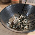 天史朗鮨 - イカゲソの塩辛にシャリ