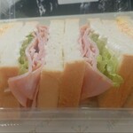 ハムと玉子のミックスサンド (税抜)199円 ※正面から (2025.08.11)