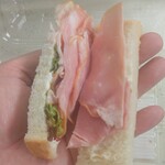 ディオ - ハムと玉子のミックスサンドを手に取りました→割ってみると中はこんな感じ (2025.08.11)