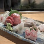 天史朗鮨 - お刺身盛り合わせ（メイチ鯛、イサキ、平目、平目の縁側、平目の肝、真鯛塩〆、マグロ中トロ、マゴチ、カマス）