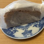 LOU - 耐油紙に包まれたキャロットケーキ