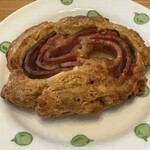 LOU - オーボンヴュータンのハムを使ったソーセージチーズビスケット