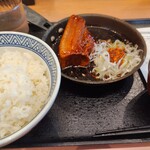 吉野家 - 料理写真:新発売の角煮定食。ネギと一緒にのってるのが食べるラー油。これがサクサクして最高でした。確認後も柔らかく美味しかったです
