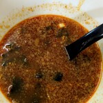 こだわりらーめん　麺太 - 食べ終わり、奥さんに割スープをもらいました。わかめ入ってます。