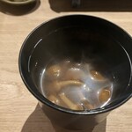 鮨 秀とら - 赤だしなめこ汁