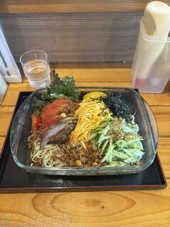 Atterimen Koji - This is a large size. I previously had a medium size, which was a bit insufficient, so I opted for the large size this time, and it's quite substantial. It seems to be about the same as a small serving from Ramen Jiro. Next time, I think I'll go for the medium size and add a rice dish.