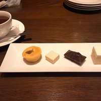 ブラッスリー エディブル - ケーキセット（３５０円）バナナなど４種類。