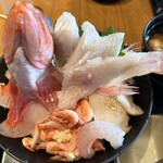 海鮮丼 佐政 - ユメカサゴの姿造りが目を引く深海丼