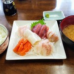 いかや - 私はさしみ定食880円✨マグロ、紋甲いか、サーモン、白身3種✨このボリュームです(>ω<。)白身コリコリして新鮮✨いか屋さんなだけあり紋甲いかも最高♡