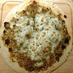 夢や - 『ジェノベーゼ』。粉末バジル、松の実、パルミジャーノチーズ、ピッツァ生地の香ばしさが絶妙。