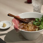 肉処 牛慎 - 牛そばと別添の塩レモン