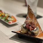 肉処 牛慎 - 揚げ肉寿司（牛そばのセット）