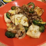 くり山 - ゴーヤチャンプル。濃いめの醤油味がお酒を進ませる。