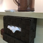 ORAGA - ティッシュの箱の下に割り箸が入っています。