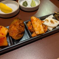 焼肉もちお - キムチとナムル盛り合わせ（左から大根、水茄子、白菜のキムチ、美人蓮根、ゼンマイのナムル）