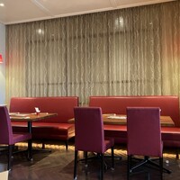 BISTRO CHINESE OSAWA - 店内、赤で統一