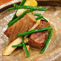 の弥七 - 山形牛のローストビーフと朝採れの花韮、黒鮑の炒め物