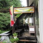 Warung Berkah Jaya - 庭を通ると、お店入口はこんな感じ