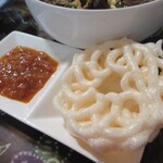 Warung Berkah Jaya - 赤いサンバル（唐辛子ペースト）とクルプック（揚げせんべい）