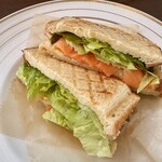 ファヴォリ - スモークサーモンとポテトサラダのホットサンド