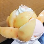 タカノフルーツパーラー 横浜高島屋店 - 桃が本当に丁度いい大きさ