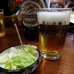 カブト - キャベツの浅漬けとビール