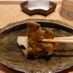 くろ﨑 - 蒸し鮑　肝を付けて