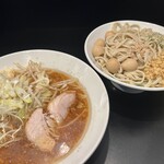 豚風。 - 限定『こんぶ。BLUE』（1,400円）＋燻製うずら（150円）＋ショウガ（50円）＋さらしネギ（100円）、ニンニクコール