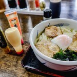 ヨコクラうどん - 鶏チャーにマイ調味料