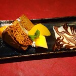 サーラ・マンジェ・ドゥ・クール  - 