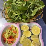 PHO HAI TRIEU - 付け合わせのハーブに薬味。ベトナム料理の醍醐味。