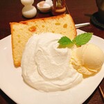 パルファン - 桃とスモモのシフォンケーキ　生クリームとアイスクリーム添え