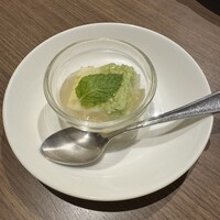 タンテ グラッツィェ - 枝豆とモッツァレラチーズのテリーヌ、コンソメと生ハムのジュレ添え