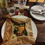 カフェバー リヒト - きのことトマトのガレット。追加料金で、グリュイエールやエメンタールチーズに変更可能。