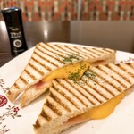 ビリオン珈琲 - 料理写真:メルトチーズサンド