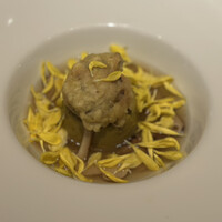 ジュエーメ - 食用菊と鱧の肉団子フリットとブータンの松茸