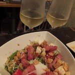 串酒場チチカブ - 白ワイン：350円+厚切りベーコンと温泉卵のイタリアンサラダ：680円('14.08月末)