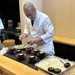 鮨駒 - 宮城県志津川（南三陸町）の殻付き雲丹丼仕込み中の生駒大将