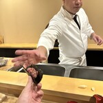 鮨駒 - 塩釜の鮪、いぶりがっこ手巻き