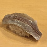 鮨駒 - 地元の鰯の筋目炙り握り