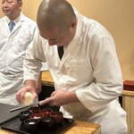 鮨駒 - 桃のグラニテを削る生駒大将