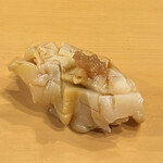 鮨駒 - 梅肉つぶ貝握り
