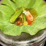 割烹まさご - 先付　天然車海老と夏野菜の土佐酢ジュレ合え。蓮の葉の緑が印象的。マイクロトマトが彩りを添えています。土佐酢の酸味が食欲を掻き立てます