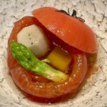 割烹まさご - 冷やしトマトに入った夏野菜の餡掛け
      見た目にも美しく夏らしいお料理。お寿司屋さんだと野菜があまり食べられないので、これは嬉しい一品でした