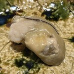 割烹まさご - 秋田産　岩牡蠣　トリュフ塩　バジルオイル
      大きな岩牡蠣を火入れし、トリュフ塩とバジルオイルで。牡蠣の旨味が火を入れることで強まり、美味しく頂けました
