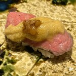 割烹まさご - 飛騨牛もも肉　雲丹　もろみ
      う肉にもろみを合わせるオリジナリティある握り。お肉の旨みが素晴らしく、お寿司っぽくない、変わり寿司でした