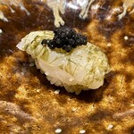 割烹まさご - 白エビの昆布締め　キャビア乗せ　シート状のおぼろ昆布を使った昆布締め。キャビアの塩味と白エビの甘みのバランスの良さが際立っています