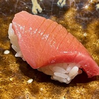 割烹まさご - 本鮪　黄身醤油をつけて。お寿司は全て味をつけて出されるのでそのまま頂けます。黄身醤油と鮪の組み合わせは初めての体験。卵の旨みが加わり新しい世界を感じました。鮪は言うまでもなく美味しかったです